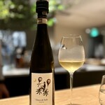 マンサルヴァ - このグレコがすごい！
      単独で飲むと、程よくリッチな味わいで、とても洗練されてます。
      ところが、爽やかなパンツァネッラと一緒にいただくと、一気に清涼感のある酸が伸びます。
      これぞ、ペアリングの妙♪