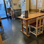 麺匠 清兵衛 - 店内はテーブル席とカウンター席から構成