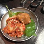 焼肉男マンモス - お通しのキムチ