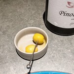 malca - グリーンオリーブ。アンチョビ入りなのかしら、オリーブのお味に旨味が乗っていて美味しいのです