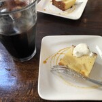 PIZZA BORSA - おそらく桃のパウンドケーキとコーヒーです　食べ終わると提供してくれます。