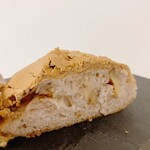 たま木亭 - 黒糖と甘じょっぱいバターの断面　胡桃ゴロゴロ