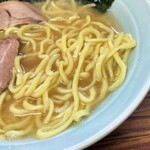 家系ラーメン まこと家 - 酒井製麺の中太麺。