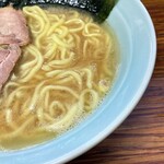 iekeira-memmakotoya - 鶏油たっぷりの豚骨スープ。