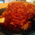 洋食の店 もなみ - ハンバーグが大きすぎて見えなくなってますが、下にはサラダ、トマト、エビフライ２本が隠れています！