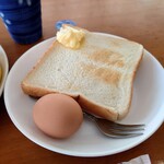 あいりす - ◯トースト
普通なトーストにマーガリンがタップリ載ってる。

このお店のモーニング
全然ケチってる感じがしないねえ。

トーストの下は結構焦げてた❔（笑）