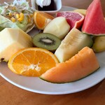 あいりす - りんごは皮付き。

スイカはシッカリと甘いねえ。

パイナップルは酸っぱくなくてジューシーで甘い。