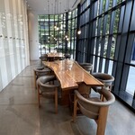 Pesutori Shoppu - ◎カフェスペースは重厚な木のテーブルが置かれていて、静謐な時間が流れている。