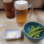 自由軒 - 生ビールとアスパラ