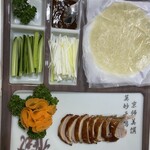 華龍飯店 神保町 - オヤジたち北京ダックをケチケチ1片ずつ包んで食べてたら薄餅と味噌が圧倒的な不足に。快く追加してくれまして、ありがとう。