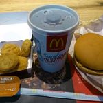 マクドナルド - チキンマックナゲット（ソースはバーベキュー）、マックダブル、ドリンクはコカコーラ・ゼロです。