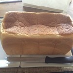 セントル ザ・ベーカリー - 2013年9月：角食パン（2斤サイズ、840円）：手前のパン切ナイフ(28cm)と比べると大きさがわかるかしら…