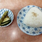 Ichibamboshi - おにぎり。写真ではわかりにくいですが本当に大きい。