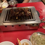 Yakiniku Kokokara - 壺漬けの大きい肉は2人目の炎師がカットして焼いてくれる④