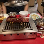 Yakiniku Kokokara - 炎師のパフォーマンスで半分にカット②