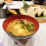 Onigiri Nenguya - お味噌汁、割とたっぷりあります