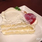 やきにくポッサムチプ - 別途お祝いのケーキ　パティスリィ　ビスキュイ　牛乳のムース2013.9.23(月祝)17時5000円千田店長お任せコース5名予約感激＼(◎o◎)／