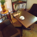 cafe and food COLO - 私が座ったテーブルです。食前にウィンナーコーヒーをいただきました。　　ｈ25.9.24撮影