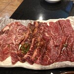 黒毛和牛焼肉 さくら亭 - 左からカルビ、ハラミ、ロース1人前