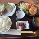 海鮮茶屋 一鮮 - 【2023.8.17(木)】日替り定食（一鮮の刺身2種・豚ヒレ勝とカニクリームコロッケ）1,000円