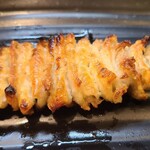 炭焼 桶家 - ⑧皮【塩】(税込190円)
やや強めな火入されパリッとした部分が多い焼き加減、カリカリというほどではありません
私はブニブニよりも断然カリカリ派なので微妙に物足りない