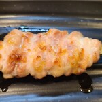 炭焼 桶家 - ⑤せせり【塩】(税込220円)
首の一番動く部位で脂も多い部位ですが、脂の旨みの奥行きは浅め
焼き加減は私の好みより強く、もう少しレア気味でフワッとしていると嬉しいかな