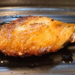 炭焼 桶家 - ⑦手羽先【塩】(税込180円)
意外と脂の濃厚さが無いのは脂を切る焼き方だからでしょうか？
個人的にはベトベトしない感じが良いと思うけど、肉自体の旨みに物足りなさを覚えます