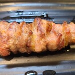 Sumiyaki Okeya - ⑥親鳥かしわ【塩】(税込220円)
                      親鳥らしく噛み応えがあり、噛む程に旨みが拡がります
                      この日頂いた焼き鳥の中では一番良かった
                      但し硬いのが苦手な人には向かないかも