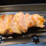 炭焼 桶家 - ④もも【塩】(税込220円)
火入れはレア気味よりも少し強めで肉質は若鶏らしく軟らかな噛み応え、旨みがじわりと拡がります
とは言え印象に残るほどでもありません