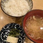 新宿割烹 中嶋 - ▶︎白飯はお替り1杯可が嬉しい
            ▶︎さすが割烹‼️味噌汁が旨い‼️適度な酸味が上品
            ▶︎漬物はたくあんとダイコンの葉
            