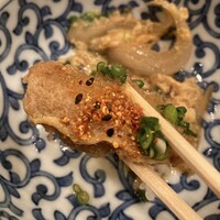 新宿割烹 中嶋 - 刺し味に七味を振りながらいただきィ
                    割烹の地に脚の付いた安定感ある味わいですね