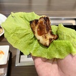 ちかき - 甘い味噌ダレをつけてサンチュと一緒にいただきます。