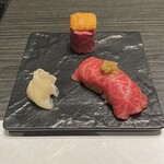 元麻布 牛牛 離宮 - ウニ牛と和牛の握り。美味し。