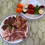 森の郷 - ２～３名　豚肉300ｇ　牛肉300ｇ　野菜串２本　2,750円～　