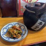 Ajihei Kawagecho Ten - 入座後會提供泡菜罐