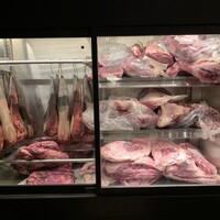 神楽坂焼肉 Kintan - 入口のショーケース