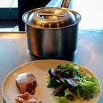 スカイレストラン634 - 2023/8月中旬。小鴨とハーブ野菜とソース。