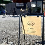 COZY CAFE - 看板とコンテナ店舗