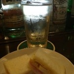 ホワイトラベル - 別の店で飲んでいた常連さんとFacebookで待ち合わせて軽く仕上げ。