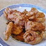 周香港飯店 - 鶏のからあげ特製ソースかけ（日替わり）