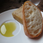 バローレ - 庭で取れたくるみのフォカッチャとバゲット