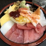 Sushi Tomi - ランチタイムちらし(950円)