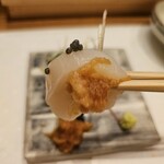 天婦羅 みやしろ - 醤油の泡を付けます