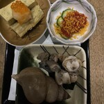 あてまき喜重朗 - こちらはfurutax2さんのあての3種盛り
      
      すじこのカラスミかけ、白バイ貝の旨煮
      
      だし巻き玉子のいくらおろし