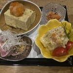 あてまき喜重朗 - あての3種盛り合わせ　1,980円
      
      黒板のメニューから選びました。
      
      ポテサラ、豚ヒレの低温調理、
      
      だし巻き玉子のいくらおろし