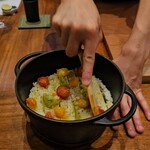 天婦羅 みやしろ - トマトご飯を混ぜ混ぜ