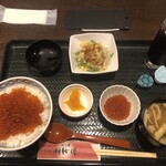 いくら丼 旨い魚と肴 北の幸 釧路港 - いくら丼定食　大　1,980円　いくらの追加　550円　= 2,530円