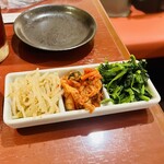 焼肉 シンセン - キムチとナムル