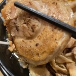 肉盛り みそラーメン 侍倶楽部 - チャーシュー二枚、バラ肉