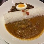 カレー カレーパン 天馬 - ライス少なめ、キーマと薬膳チキンのハーフハーフ。ゆで卵が不味い。